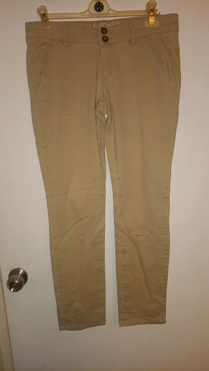 Pantalones beige de mujer con botones decorativos - 1
