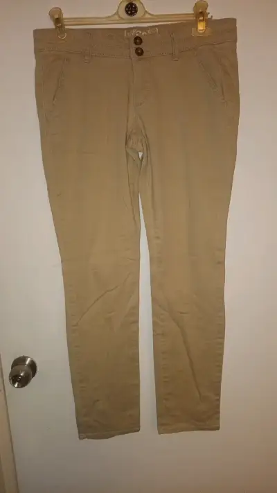 Pantalones beige de mujer con botones decorativos - miniatura 1