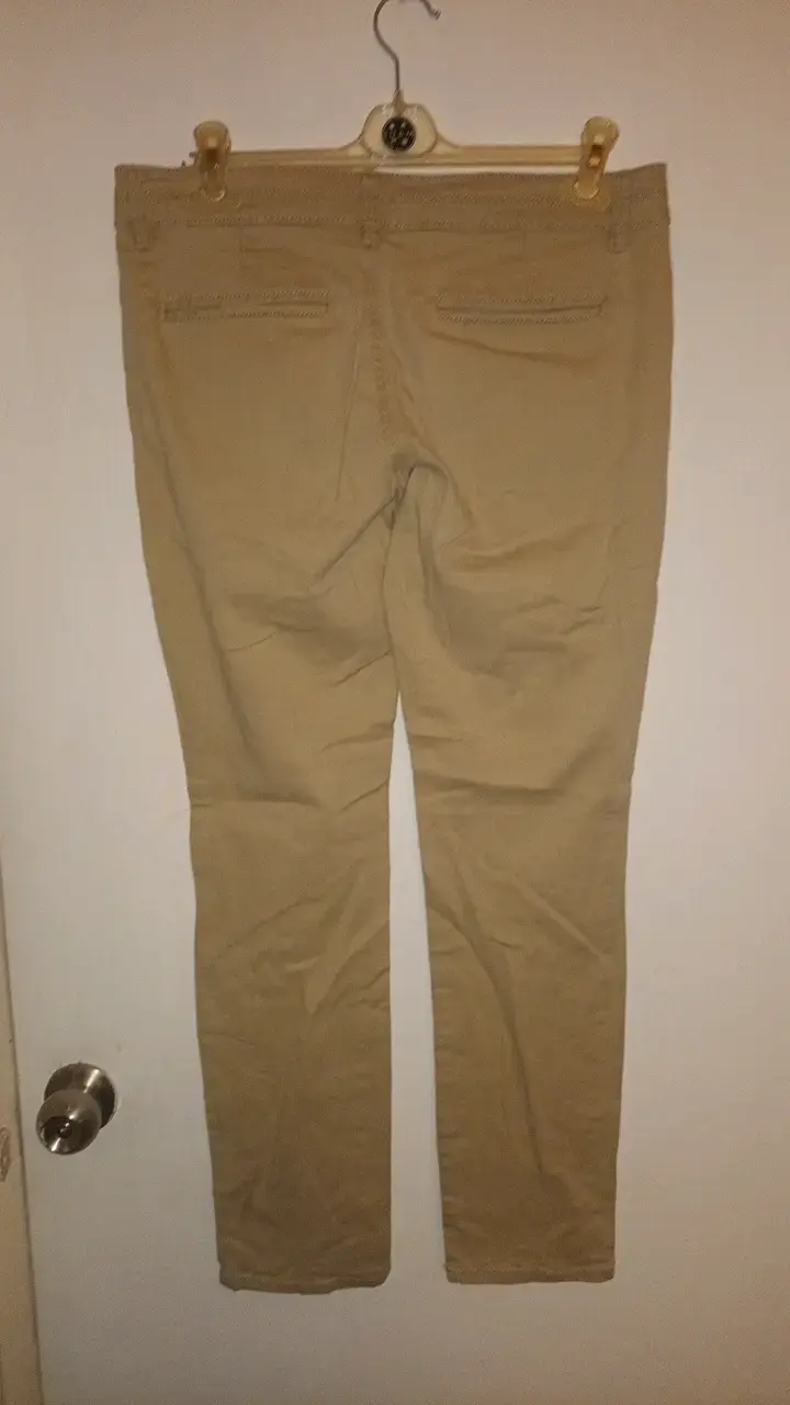 Pantalones beige de mujer con botones decorativos - 2