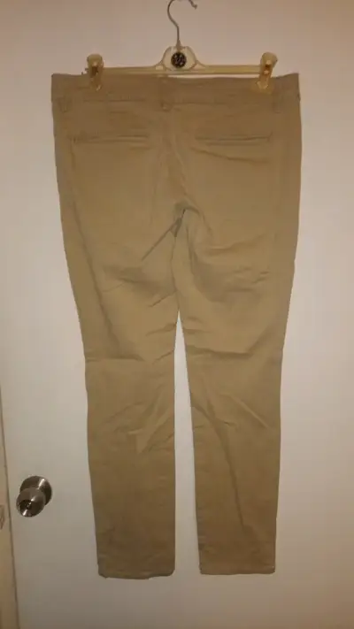 Pantalones beige de mujer con botones decorativos - miniatura 2