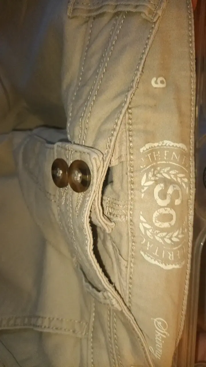 Pantalones beige de mujer con botones decorativos - 3