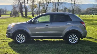SUV gris en buen estado - miniatura 1