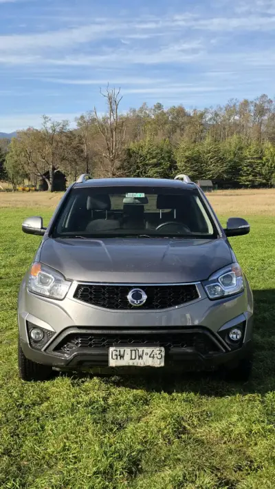 SUV gris en buen estado - miniatura 2