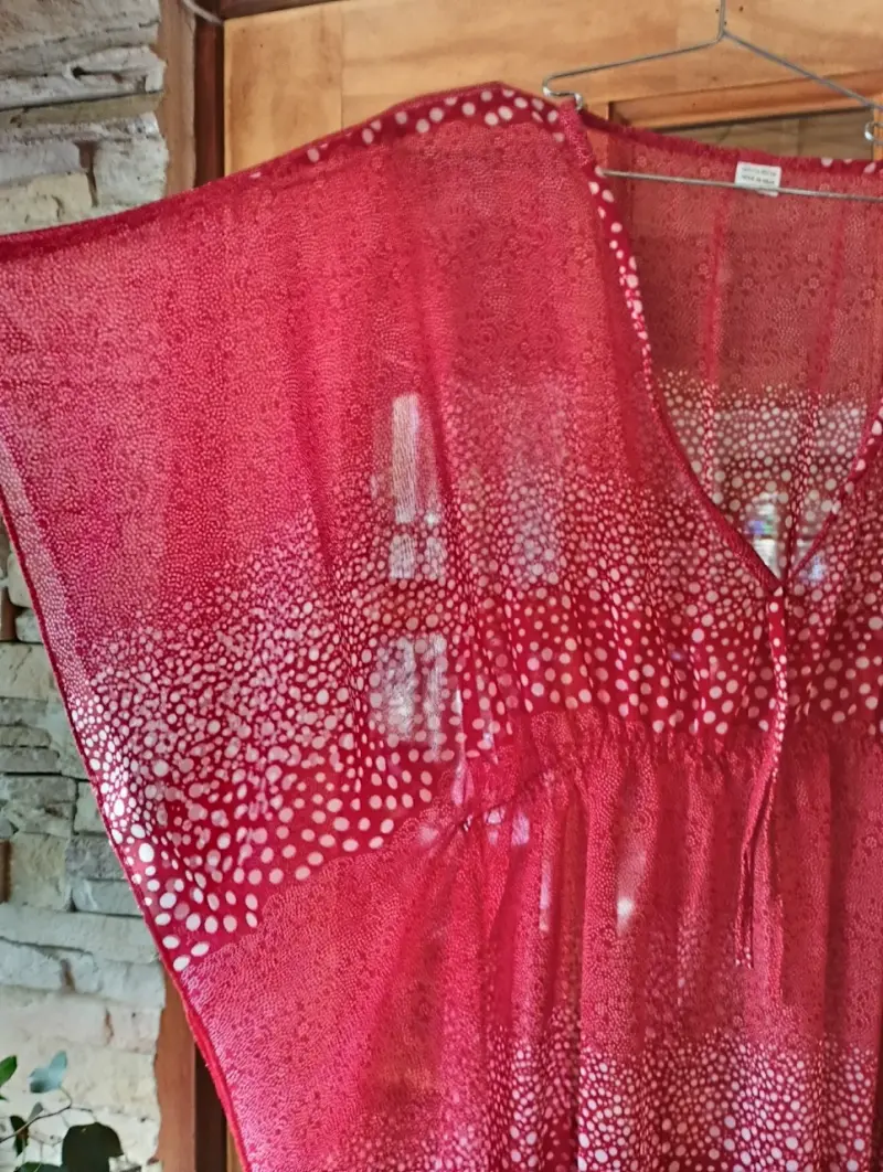 Túnica roja con diseño de puntos - 3
