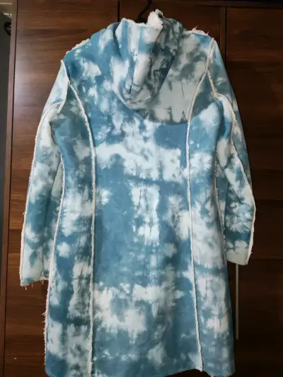 Abrigo con capucha tie-dye azul y blanco - miniatura 2