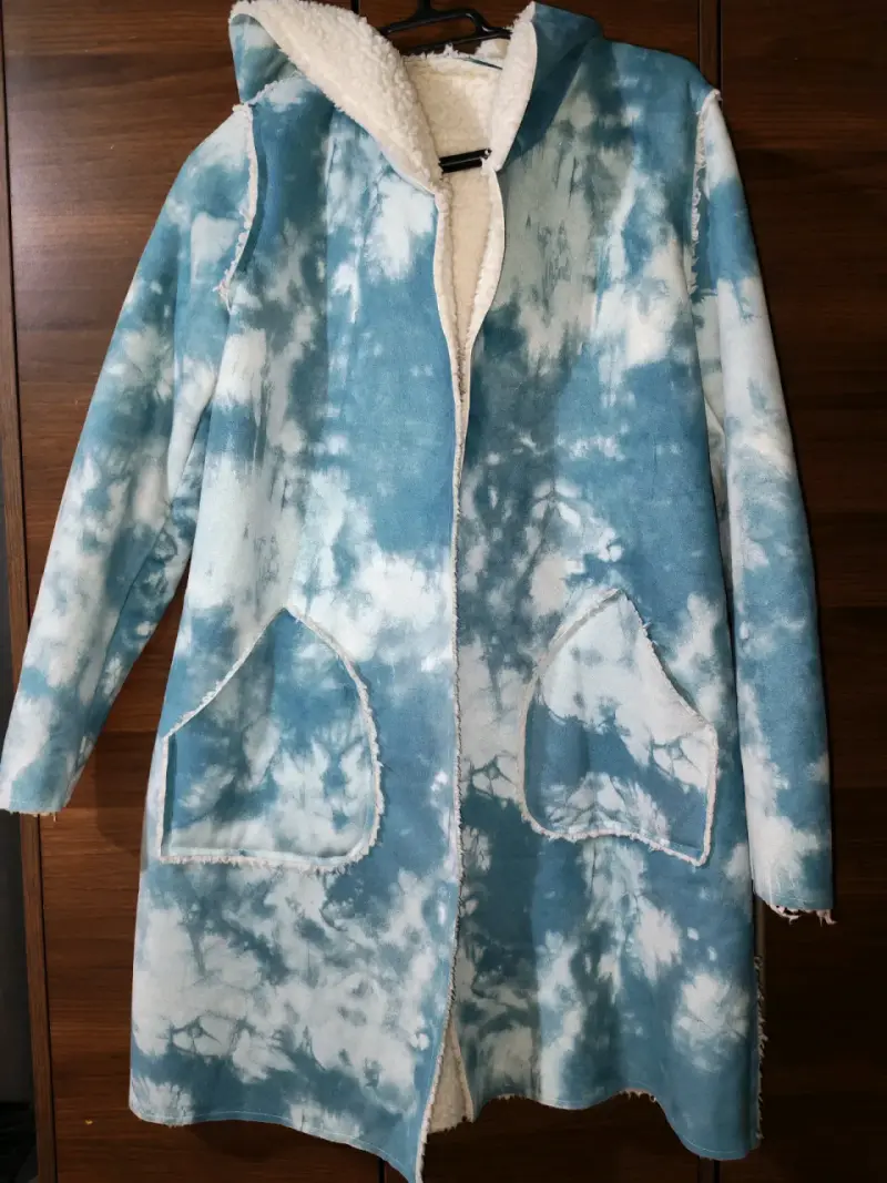 Abrigo con capucha tie-dye azul y blanco - 1