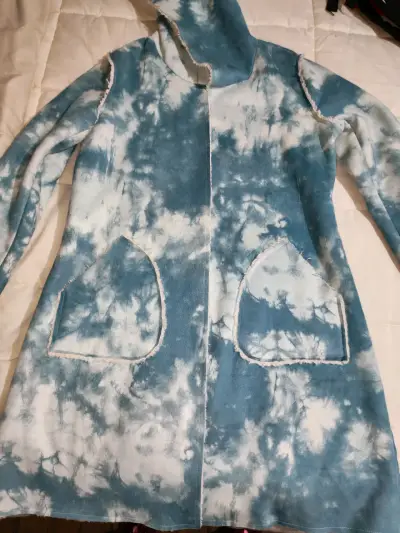 Abrigo con capucha tie-dye azul y blanco - miniatura 3