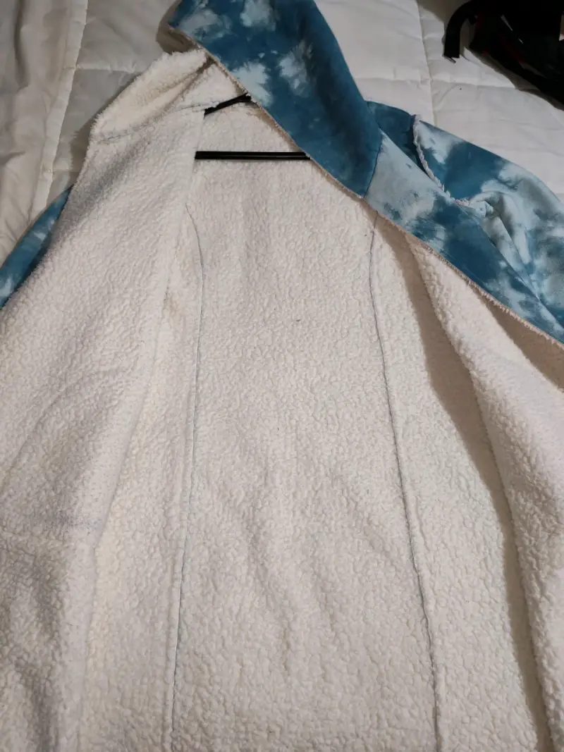 Abrigo con capucha tie-dye azul y blanco - 4