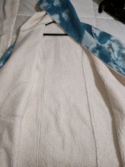 Abrigo con capucha tie-dye azul y blanco - miniatura 4