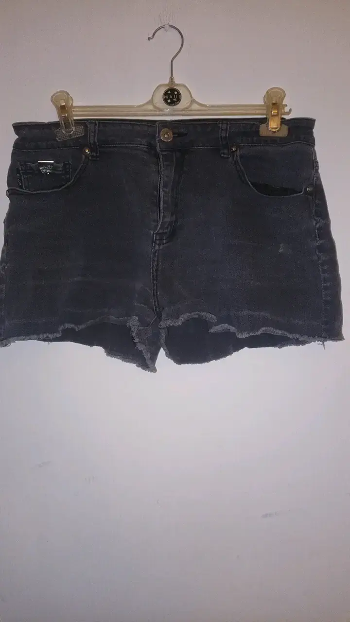 Shorts de mezclilla negros desgastados - 1