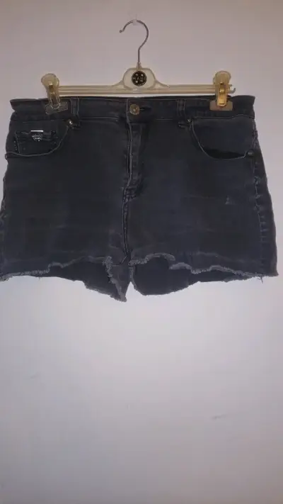 Shorts de mezclilla negros desgastados - miniatura 1