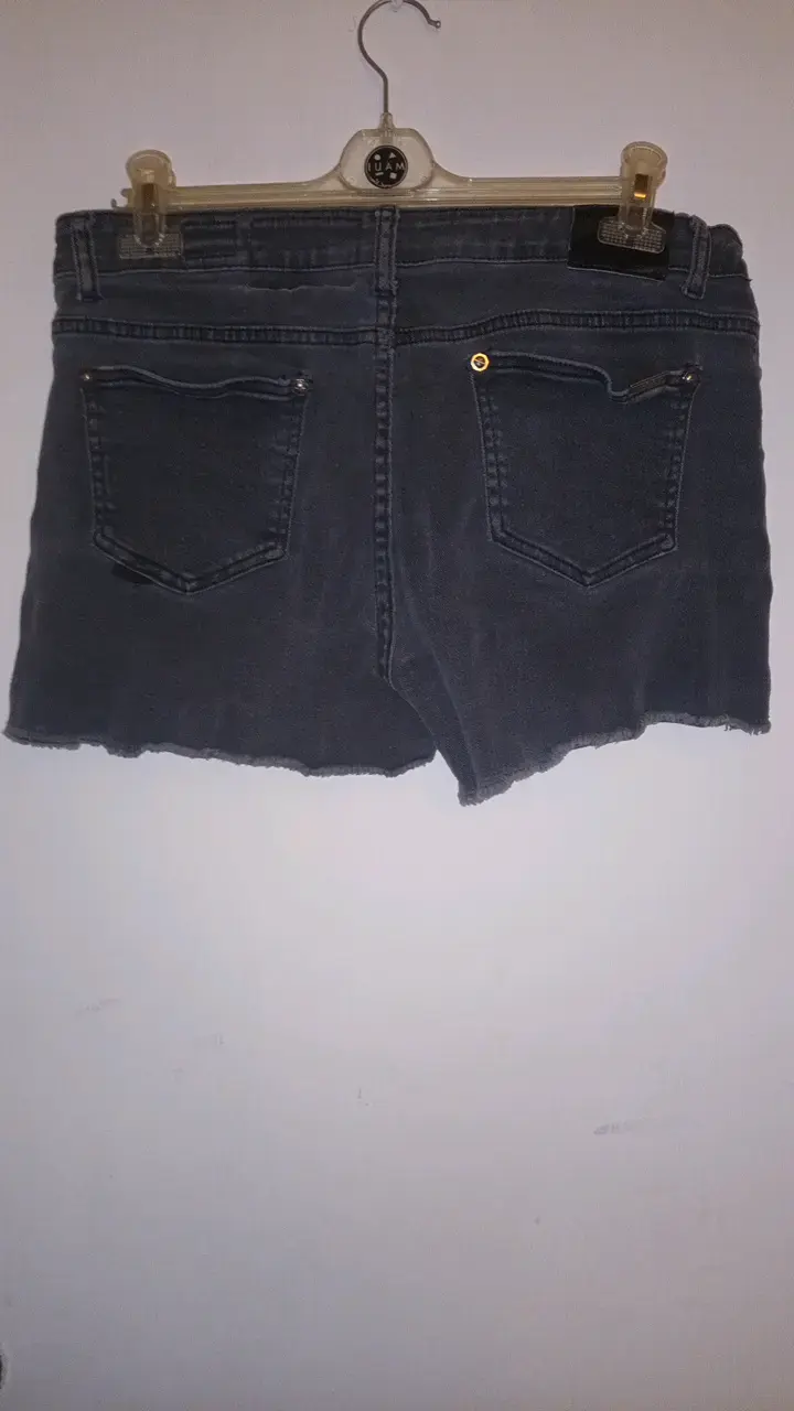 Shorts de mezclilla negros desgastados - 2
