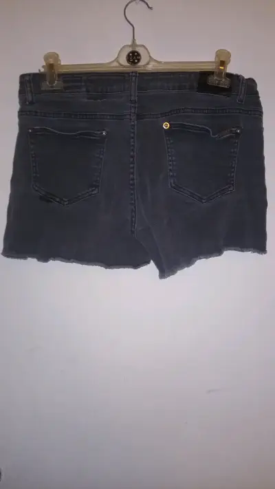 Shorts de mezclilla negros desgastados - miniatura 2