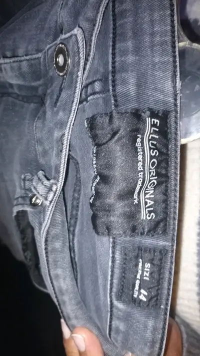 Shorts de mezclilla negros desgastados - miniatura 3