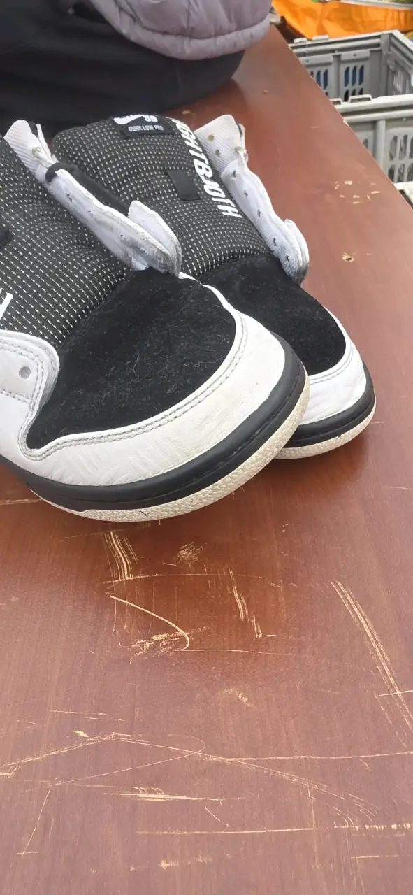 Zapatillas deportivas blancas y negras - 1