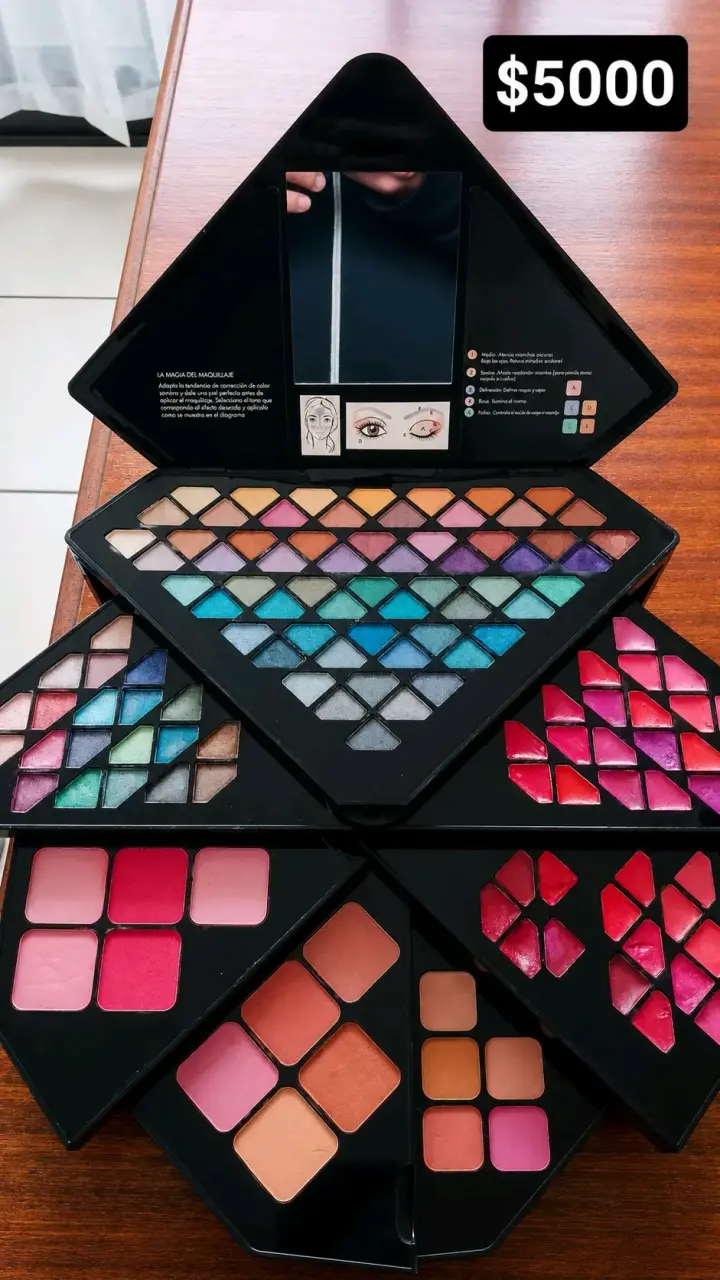 Paleta de maquillaje completa con espejo