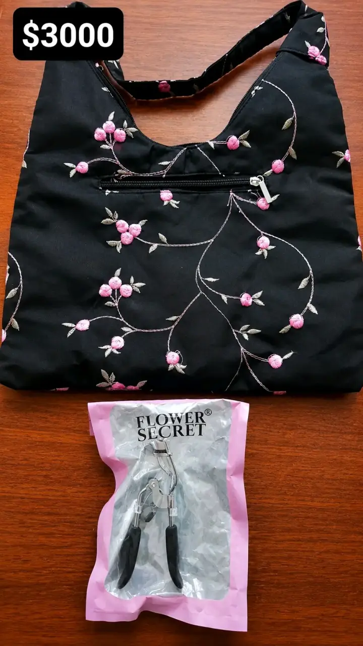 Bolso negro bordado con flores