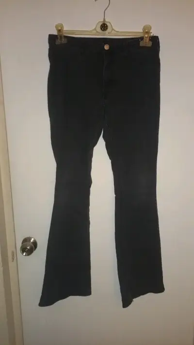 Jeans acampanados negros para mujer - miniatura 1