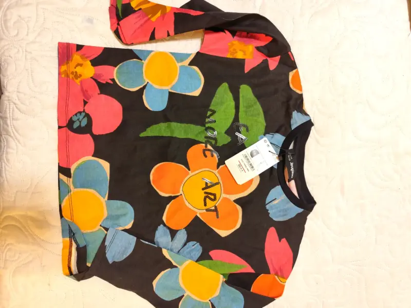 Polera infantil con estampado floral colorido