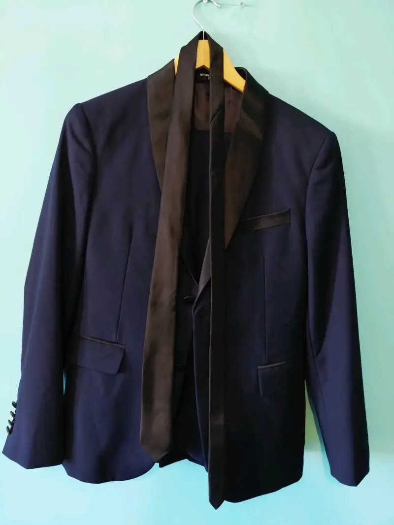 Elegante blazer azul marino con corbata negra - 1