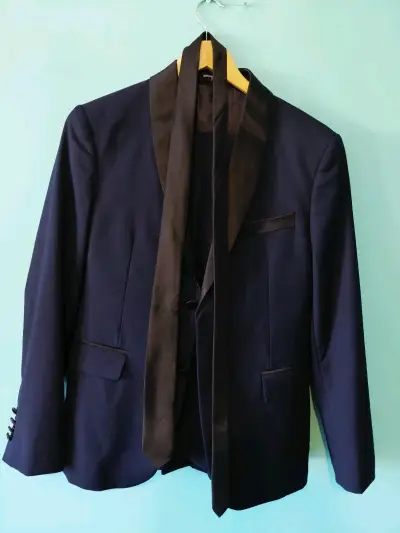 Elegante blazer azul marino con corbata negra - miniatura 1