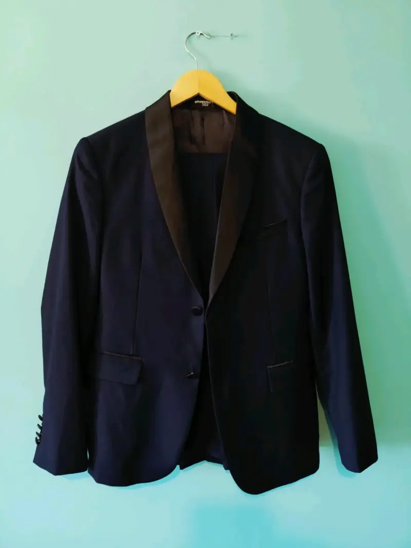 Elegante blazer azul marino con corbata negra - 2