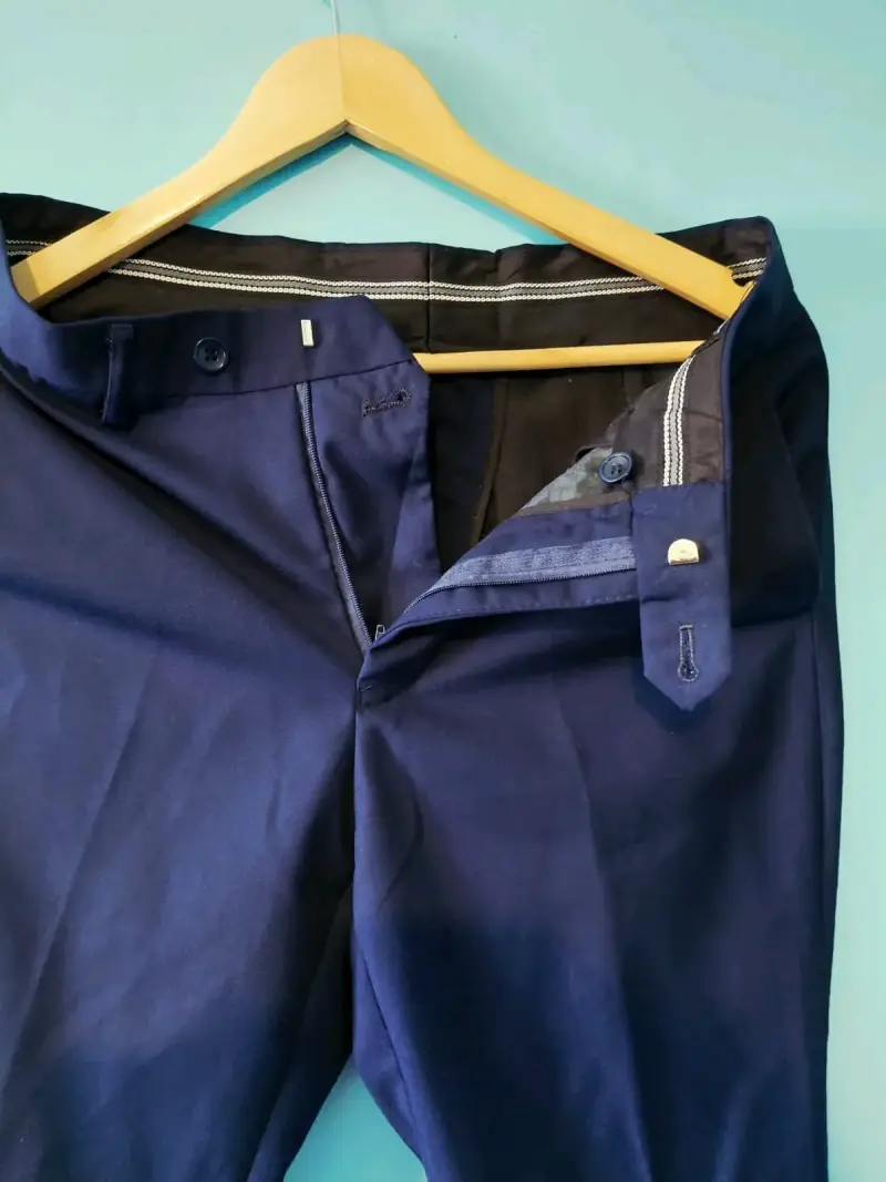 Elegante blazer azul marino con corbata negra - 3