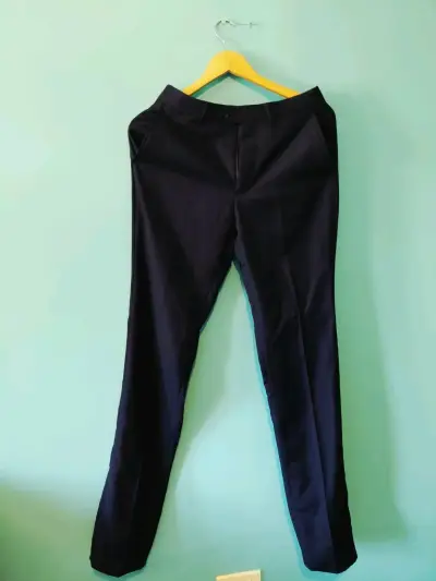 Elegante blazer azul marino con corbata negra - miniatura 4