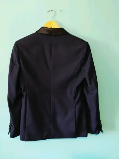 Elegante blazer azul marino con corbata negra - miniatura 5