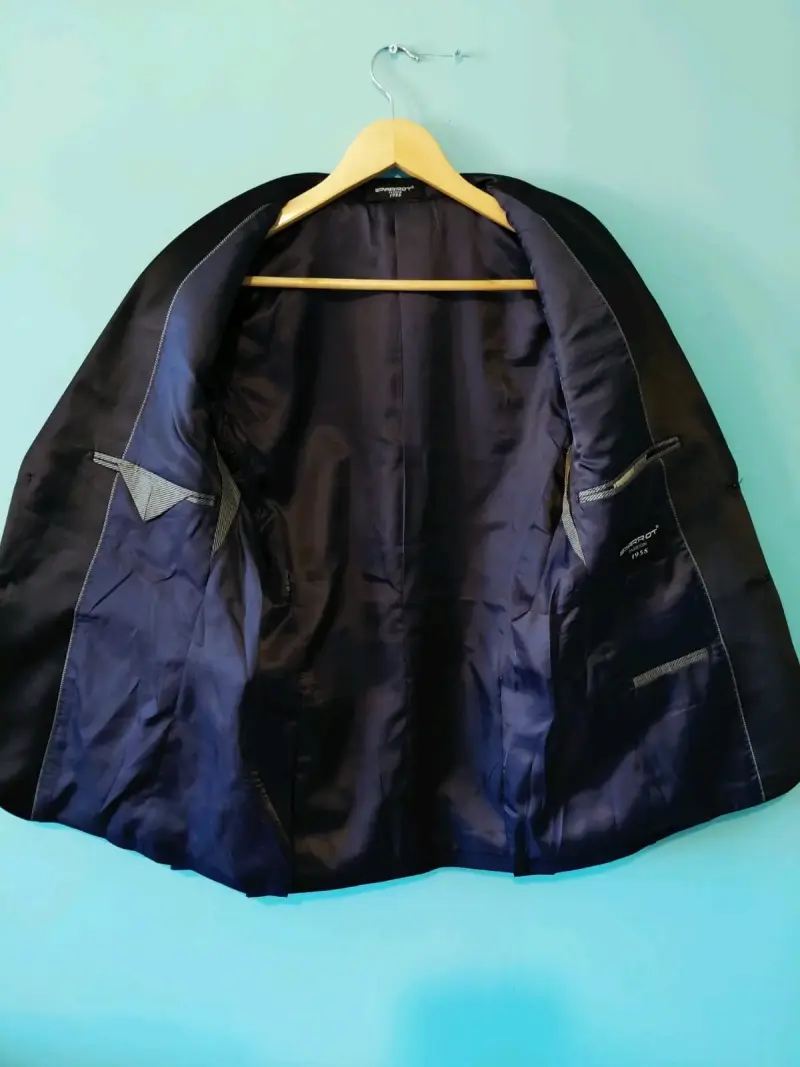 Elegante blazer azul marino con corbata negra - 6