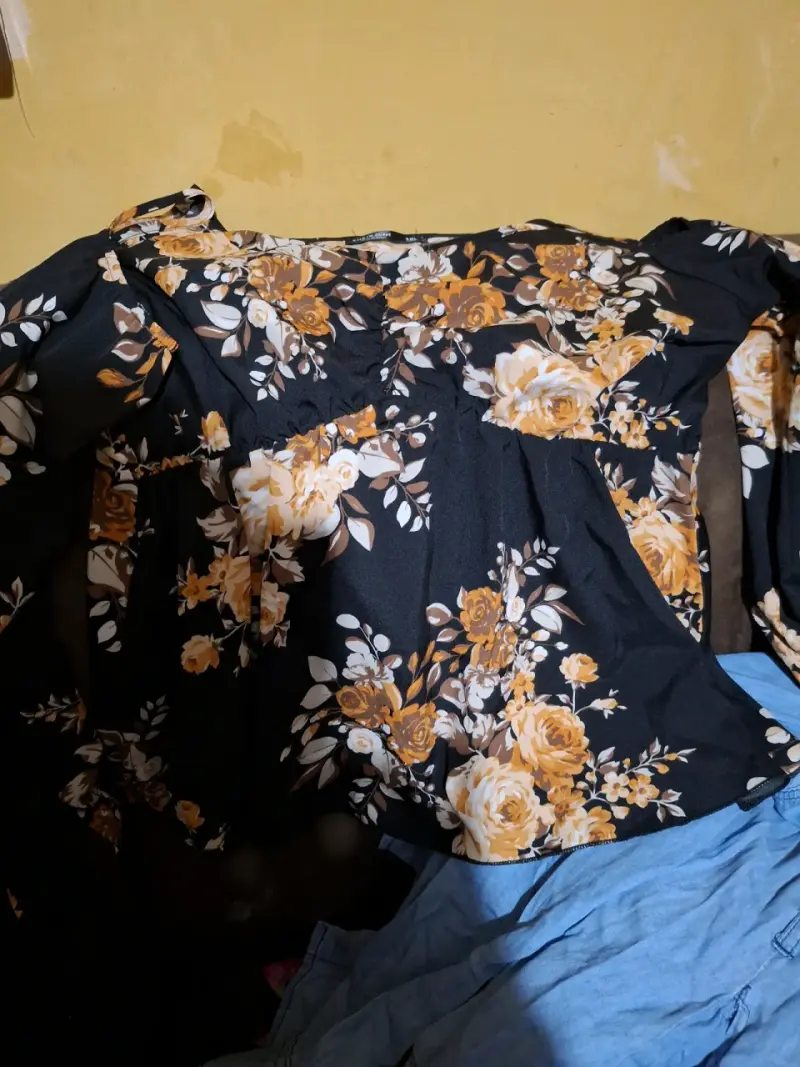 Blusa floral negra con diseño bohemio