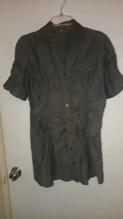 Vestido camisero gris oscuro con botones - miniatura 1