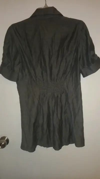 Vestido camisero gris oscuro con botones - miniatura 2