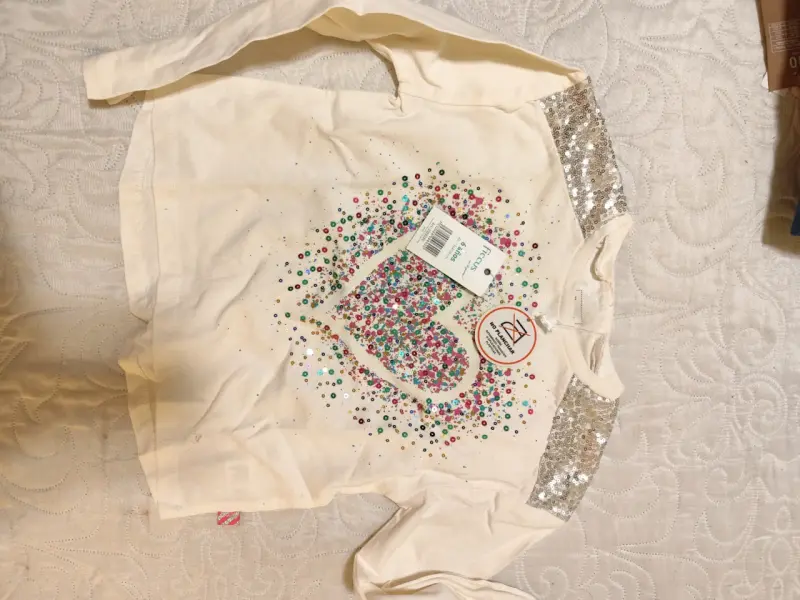 Polera infantil con lentejuelas y diseño colorido - 1