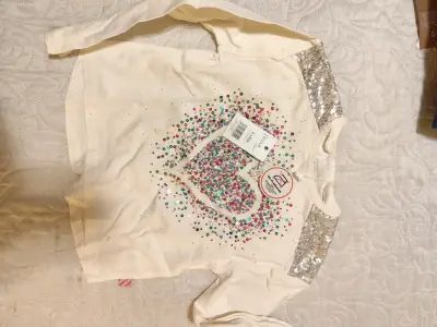 Polera infantil con lentejuelas y diseño colorido - miniatura 1