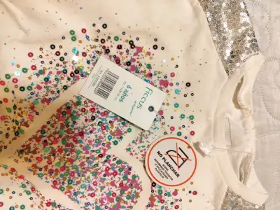 Polera infantil con lentejuelas y diseño colorido - miniatura 2