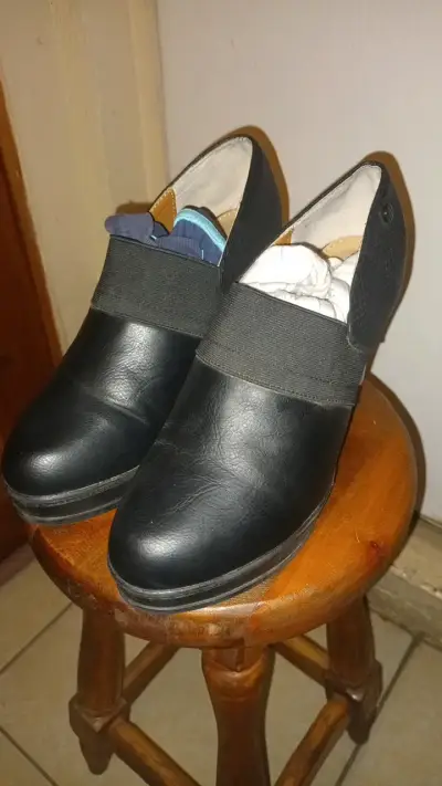 Zapatos de cuero negro para mujer - miniatura 1