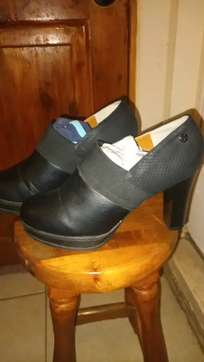 Zapatos de cuero negro para mujer - miniatura 2