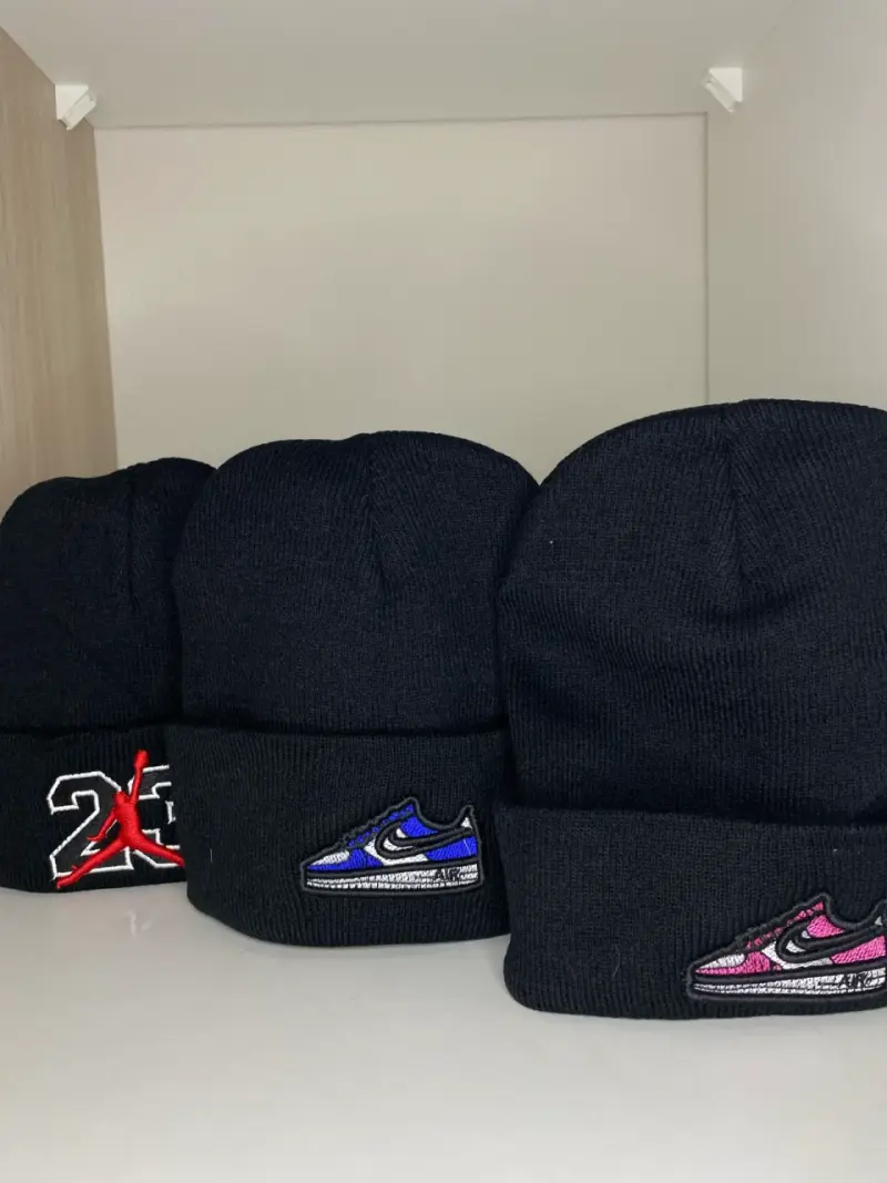Gorros de lana negros con bordados deportivos - 1