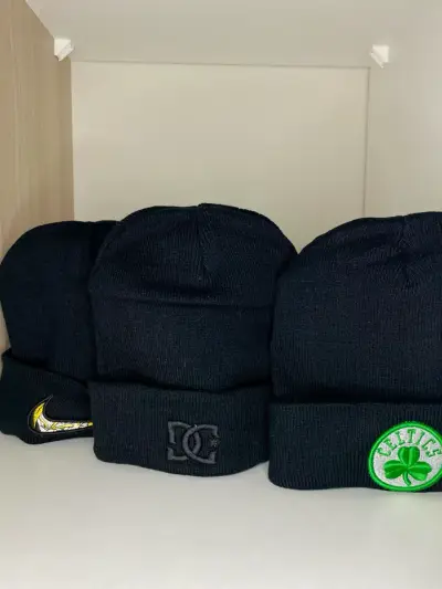 Gorros de lana negros con bordados deportivos - miniatura 2