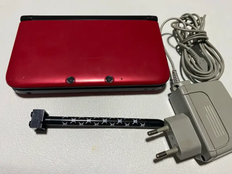 Consola portátil Nintendo 3DS XL roja con cargador - 1