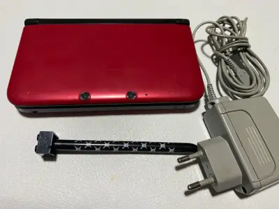 Consola portátil Nintendo 3DS XL roja con cargador - miniatura 1