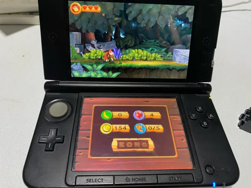 Consola portátil Nintendo 3DS XL roja con cargador - 2