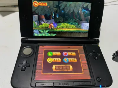 Consola portátil Nintendo 3DS XL roja con cargador - miniatura 2