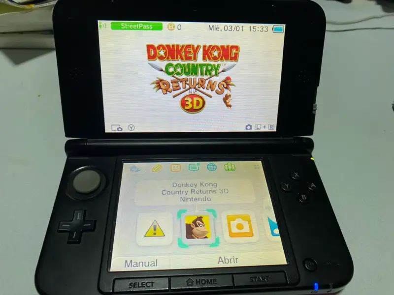 Consola portátil Nintendo 3DS XL roja con cargador - 3