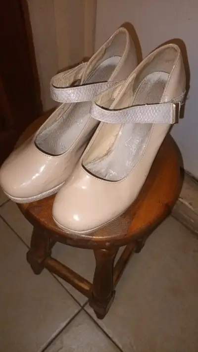 Zapatos de charol beige con correa - miniatura 1