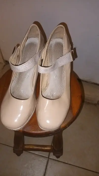 Zapatos de charol beige con correa - miniatura 2