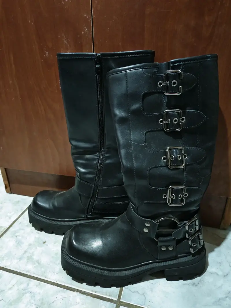 Botas negras con hebillas estilo gótico - 1