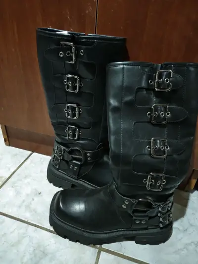Botas negras con hebillas estilo gótico - miniatura 2