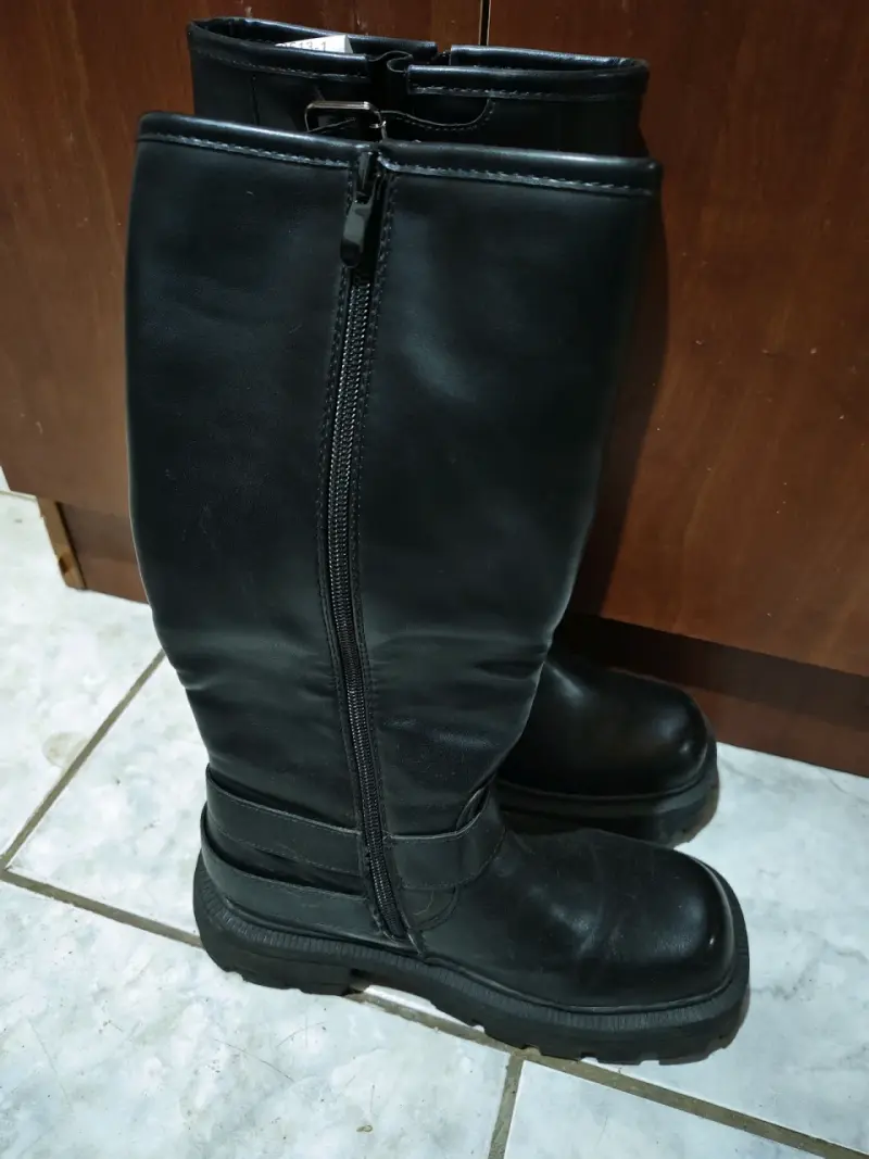 Botas negras con hebillas estilo gótico - 3